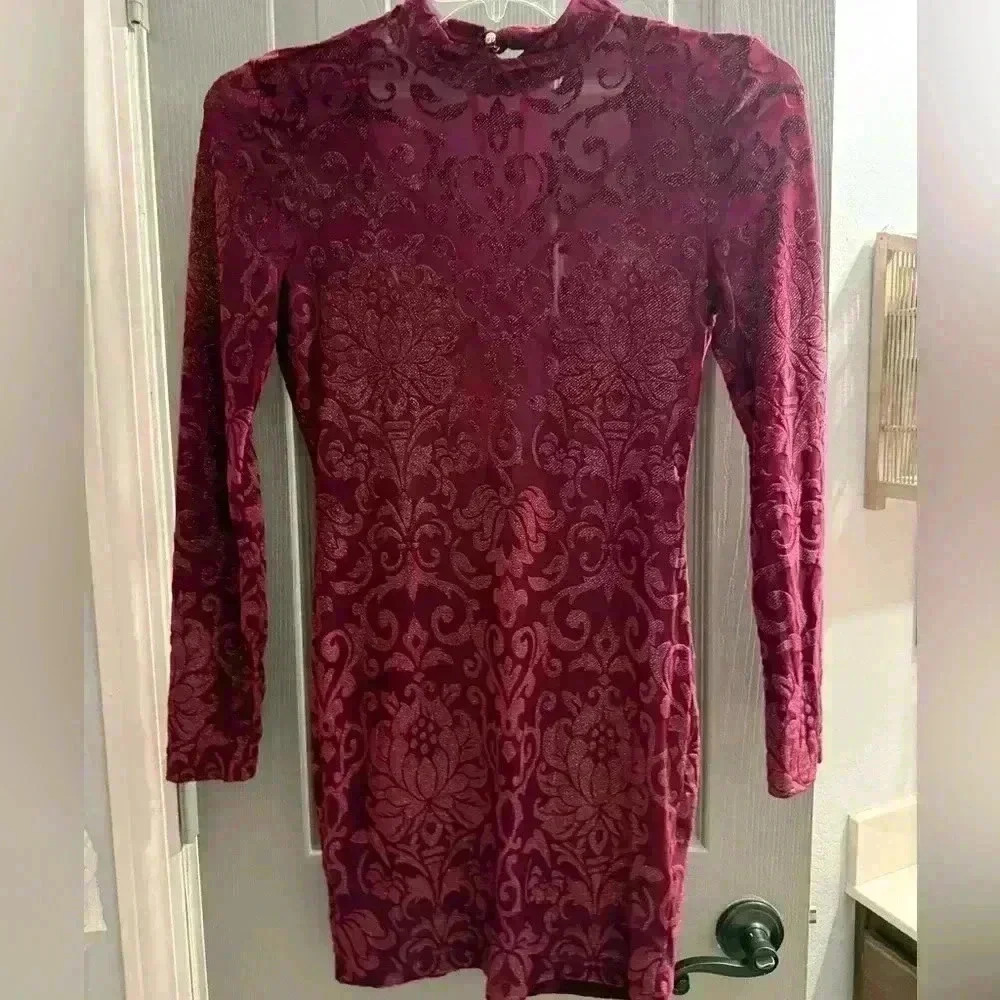 Iris dress with long sleeves in burgundy with raised pattern velvet touch Large